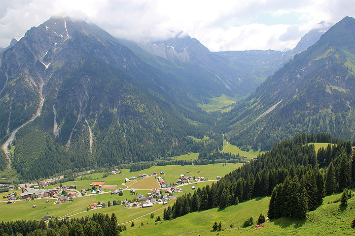 Kleinwalsertal: näkymä rinteeltä alas laaksoon